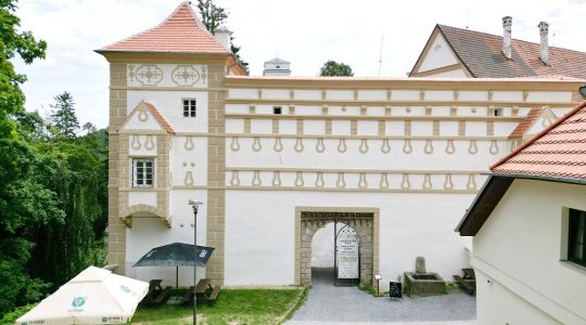 Zámek Castle Račice - Předzámčí Forecastle, Račice-Pístovice, Moravský kras